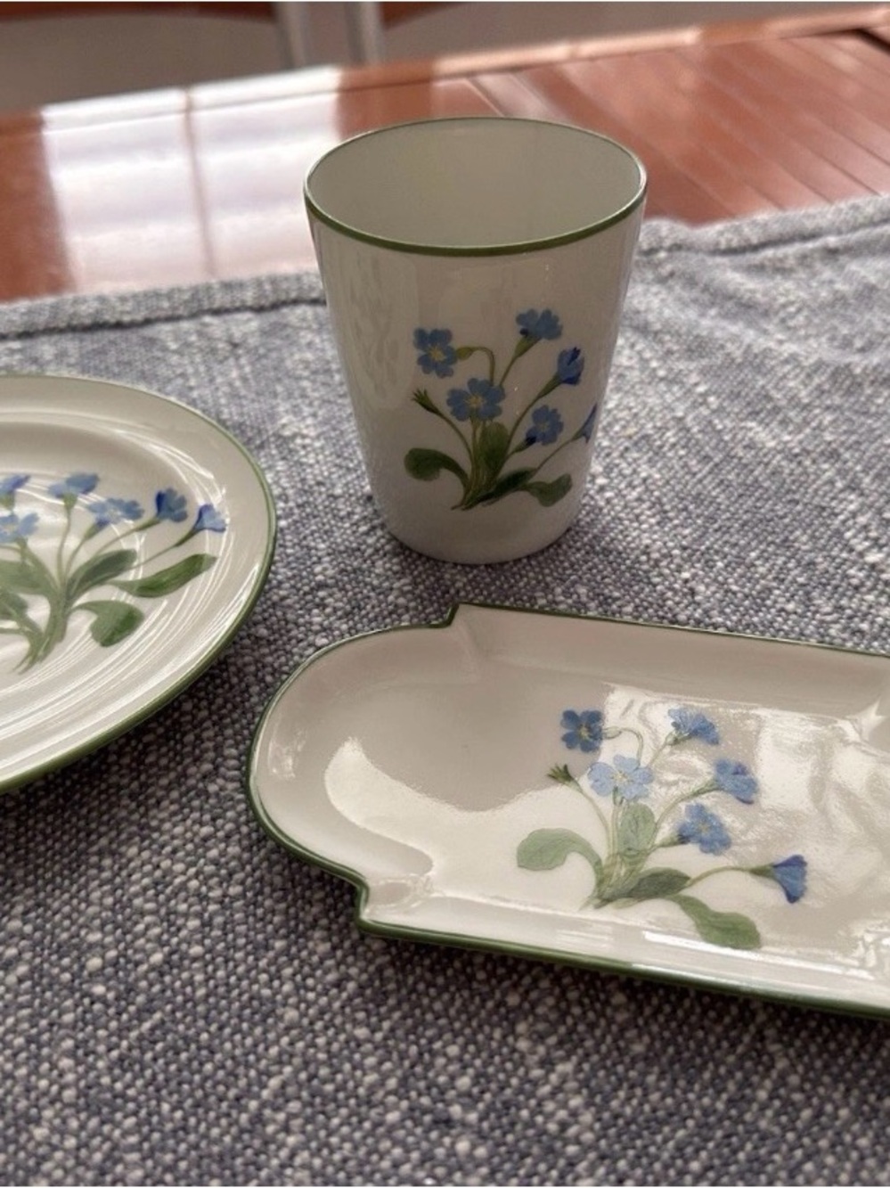Christian Dior LIMOGES décoré à la maine Set with Blue flowers